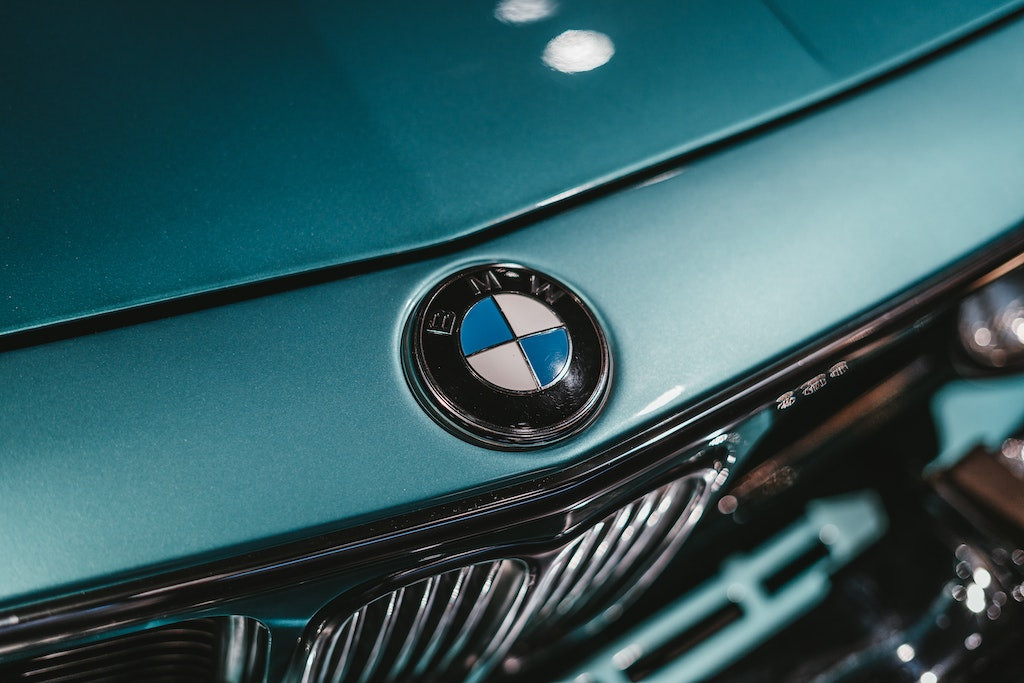 Vai zini, ko patiesībā simbolizē BMW, AMAZON, LG un citu populāru zīmolu logotipi?