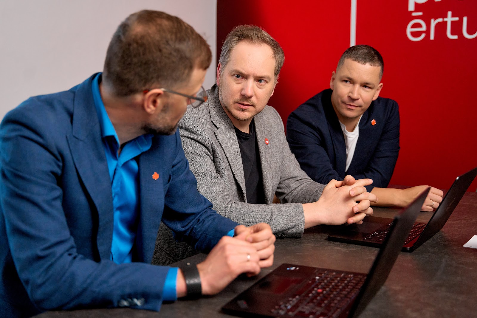 Komanda strādā pie projekta